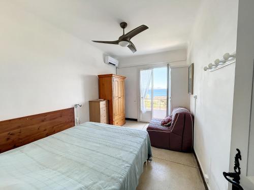 een slaapkamer met een bed en een plafondventilator bij Vue mer, Mas T3 de 60m2, Nartelle - Sardinaux in Sainte-Maxime