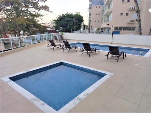 A piscina localizada em Apartamento Recanto Praia Grande - Mar, Ar, Churrasqueira, Piscina e Sauna ou nos arredores