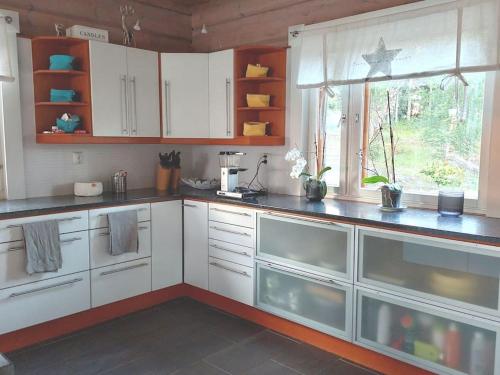 Η κουζίνα ή μικρή κουζίνα στο Villa Mustalahti