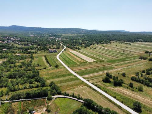 Luftansicht einer Straße auf einem Feld in der Unterkunft Villa RoseMary near Split in Donje Ogorje