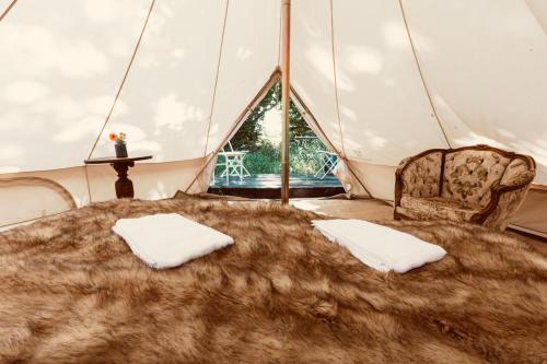 ein Schlafzimmer mit einem großen Bett in einem Zelt in der Unterkunft Bygagergaard in Askeby