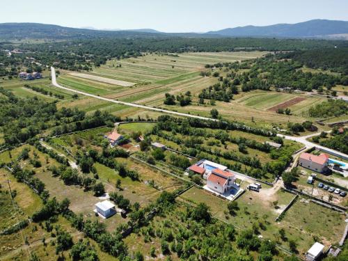 eine Luftansicht eines Bauernhofs mit Häusern und Bäumen in der Unterkunft Villa RoseMary near Split in Donje Ogorje