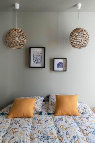 a bedroom with a bed with two pillows on it at Résidence Aristide Briand - Appartements en Centre Ville in Vichy