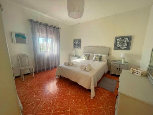 Un dormitorio con una cama con dos toallas encima. en VILLA RUSTICA JAVEA, en Jávea
