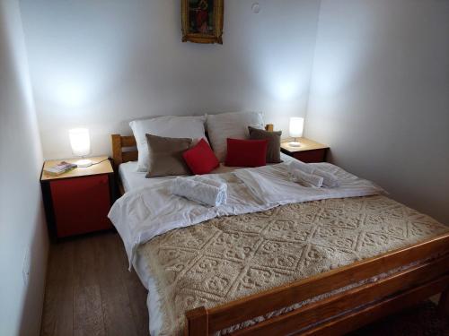 1 dormitorio con 1 cama grande y 2 mesitas de noche en Kuća za odmor Filipović en Gornji Milanovac