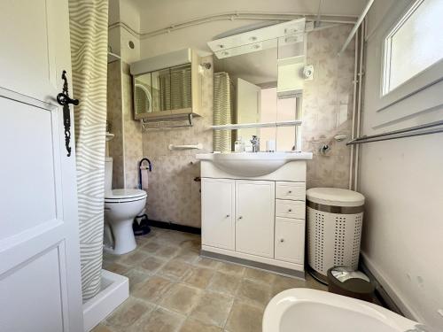 een badkamer met een wastafel en een toilet bij Vue mer, Mas T3 de 60m2, Nartelle - Sardinaux in Sainte-Maxime