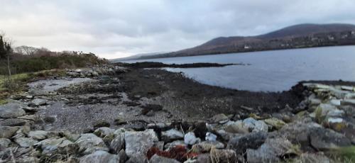 een grote groep rotsen aan de oever van een meer bij Ger's in Galway