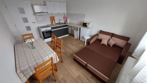 ein kleines Wohnzimmer mit einem Sofa und einem Tisch in der Unterkunft Apartmán Velehrad in Velehrad