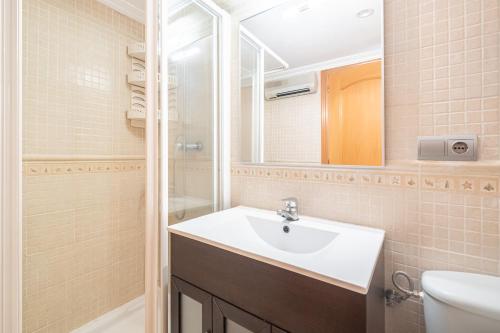 Koupelna v ubytování Carabelas III 1-3 Apartment Levante Beach