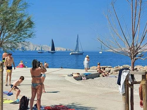Una mujer en bikini parada en una playa en Lana 2 en Senj