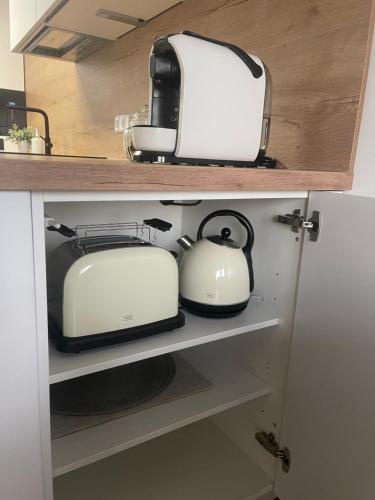 a kitchen with two toasters and a toaster at See- und Bergblick Oberteuringen in Oberteuringen