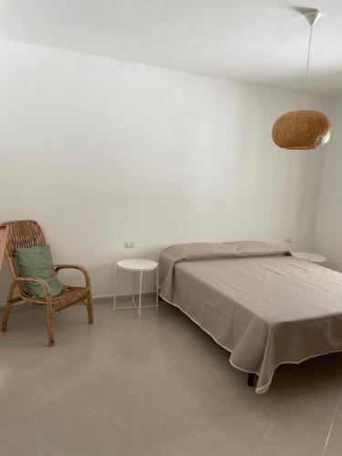 una camera con letto, sedia e tavolo di Gargá a Peschici