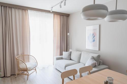 ein Wohnzimmer mit Couch und Tisch in der Unterkunft Green Leaf Jawor Apartamenty in Jawor