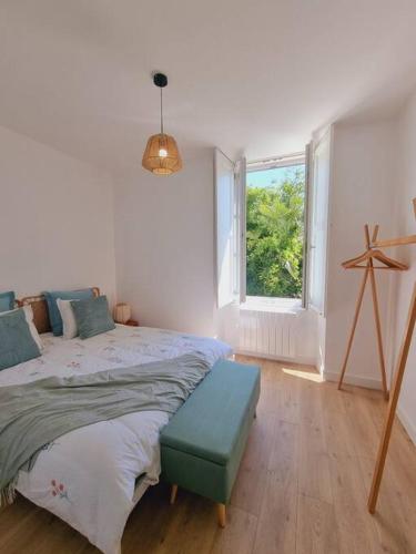 une chambre avec un grand lit et une fenêtre dans l'établissement L'Eucalyptus - Centre ville - Terrasse, à Pontivy