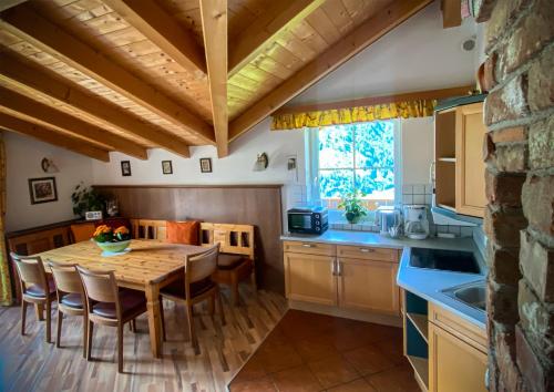 eine Küche mit einem Holztisch und einem Esszimmer in der Unterkunft Landhaus Elisabeth in St. Johann im Pongau