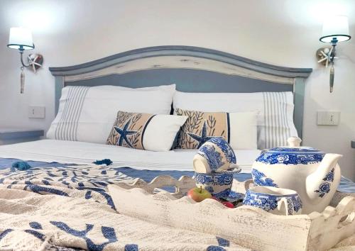 een bed met blauw en wit porselein erop bij Golden House in Porto Torres