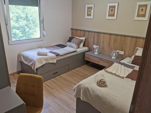 科巴里德的住宿－Apartma Bella Nadiža，客房设有两张床和窗户。