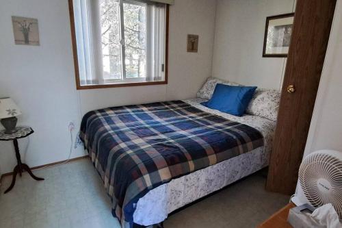 Säng eller sängar i ett rum på 4 Seasons Lakeview Cottage w/ Private Boating Dock