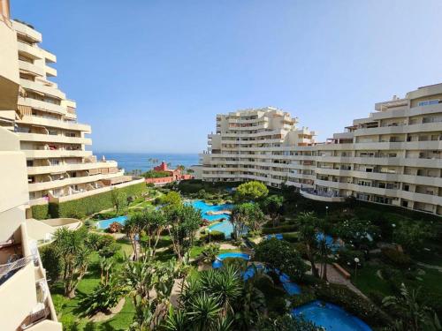 una vista aérea de un complejo con 2 edificios grandes en Fantastico estudio en Benalbeach con vistas al mar en Benalmádena