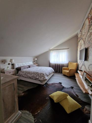- une chambre sale avec un lit et une chaise dans l'établissement Casa di Sara, à LʼAnnunziata