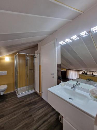 La salle de bains est pourvue d'une baignoire, d'un lavabo et d'une douche. dans l'établissement Casa di Sara, à LʼAnnunziata