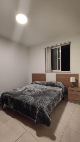 1 dormitorio con cama y ventana. en Private Room in a Big aparment, en Msida