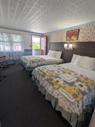 班寧頓的住宿－本寧頓汽車旅館，一间酒店客房,房间内设有两张床