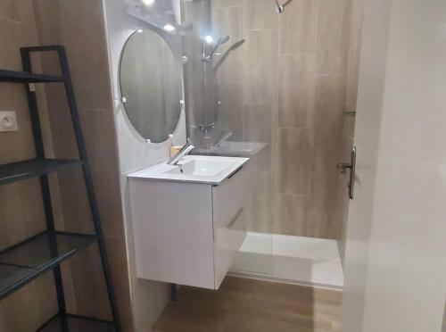 弗雷瑞斯Studio proche plage tout à pied的带白色水槽和镜子的浴室