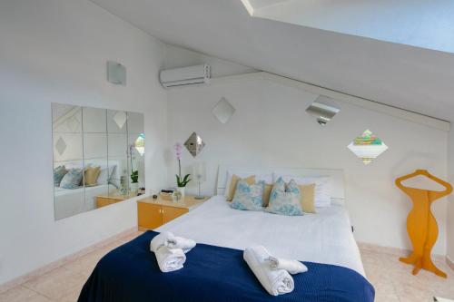 um quarto com uma cama com toalhas em Loft Superga on green river Po' Torino em San Mauro Torinese