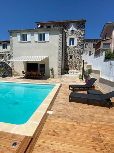 une villa avec piscine et une maison dans l'établissement CLARIMOR, à Darbres