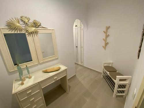 a room with a desk and a mirror and a chair at Arguineguín Faroe in Arguineguín