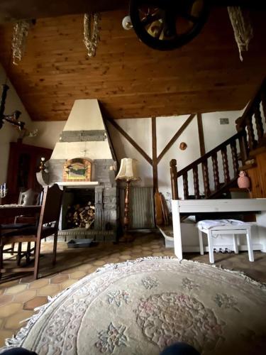 - un salon avec une cheminée dans une maison dans l'établissement Maison auvergnate, à Dauzat-sur-Vodable