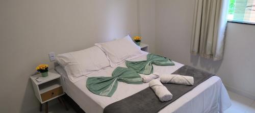 een slaapkamer met een bed met een knuffeldier erop bij Confort Lencois Preguicas in Barreirinhas