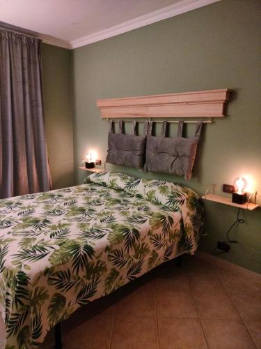 een slaapkamer met een bed en twee lampen op tafels bij Residenze del Bosco - Olivo in Tuscania