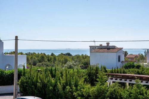 una vista de un jardín con el océano en el fondo en Can Sant Joan, en Alcanar