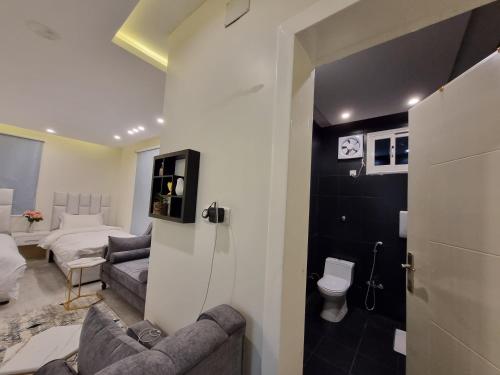 a living room with a couch and a bed at ملحق فخم جداً بمدخل وسطح مستقلين قرب لافندا بارك in Abha