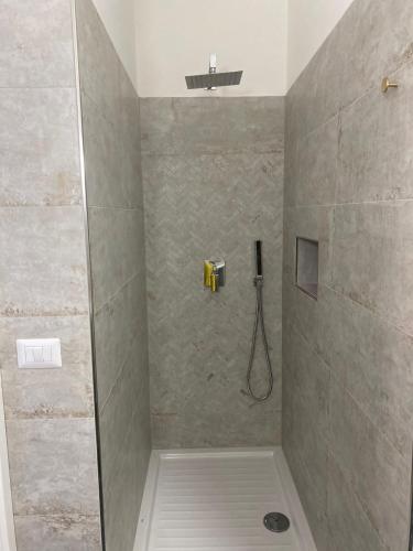 een badkamer met een douche, een wastafel en een douche bij DomusEli in Santa Maria di Castellabate