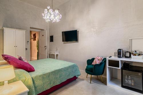 - une chambre avec un lit et un lustre dans l'établissement Flower Rooms Cagliari, à Cagliari