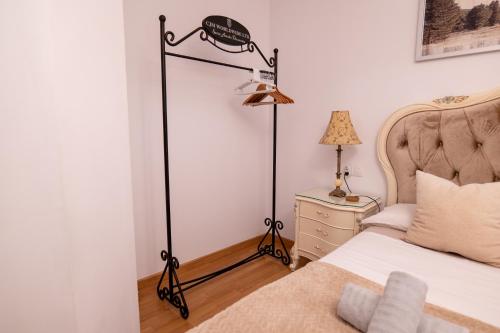 sypialnia z łóżkiem i lampą podłogową w obiekcie Apartamento Carreteria - Muro Medieval w Maladze