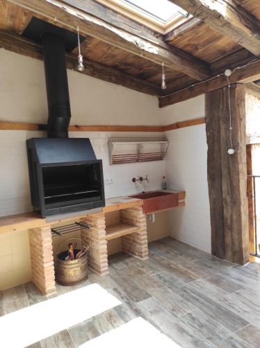 a living room with a fireplace and a tv in a room at Casa rural El Rincón de las Estrellas in Sigüenza