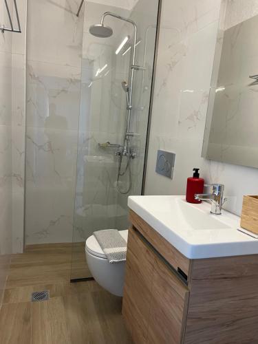 een badkamer met een toilet, een wastafel en een douche bij Mark Hotel in Heraklion