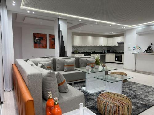 uma sala de estar com um sofá e uma mesa em Super appartement moderne neuf em Marrakech
