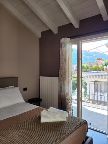 1 dormitorio con cama y ventana grande en Al Dolce Vita en Stresa