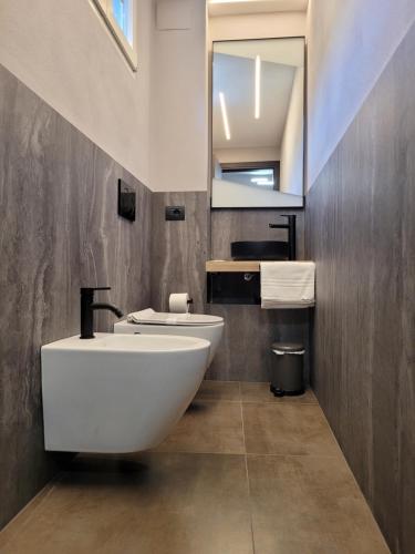 W łazience znajduje się biała umywalka i lustro. w obiekcie Al Dolce Vita w mieście Stresa