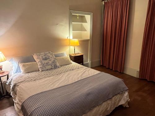 une chambre avec un grand lit et une fenêtre dans l'établissement Les Pommiers, Bouilland, à Bouilland