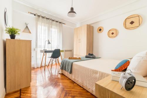 a bedroom with a bed and a desk at Moderno apartamento en pleno centro in Santander