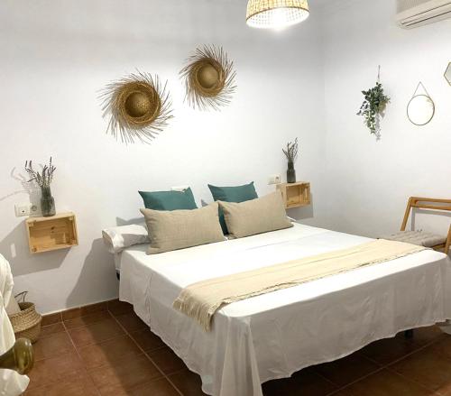 ein Schlafzimmer mit einem großen Bett mit zwei Spiegeln an der Wand in der Unterkunft Habitaciones Turísticas - La Tarayuela in Barbate