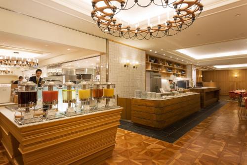 a restaurant with a bar with glasses on a counter at HOTEL GRAND HILLS SHIZUOKA in Shizuoka