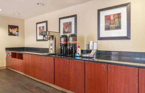 eine Küche mit einer Theke mit einer Kaffeemaschine darauf in der Unterkunft Extended Stay America Suites - Indianapolis - Northwest - I-465 in Indianapolis