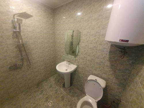 łazienka z toaletą i umywalką w obiekcie Grand Village w mieście İsmayıllı